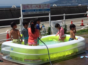 釣りが終わっても小さい子たちは元気ですね