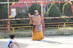 休憩の公園で。 子供たちに交じって悪代官が野球してます・・・ この後、強襲打を放ちました。 手加減のない悪代官でした。