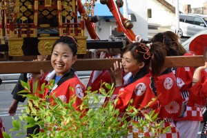 女神輿、余裕の笑顔ですね