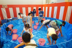 魚のつかみ取り 子供たち、必死です