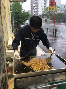 アメニモマケズ・・・ 毎回、改良を重ねて美味しくなりファンも獲得した焼きそばです 