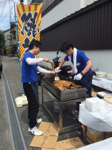 暑い中、熱い鉄板で焼き続けた2人です また美味しくなってました、お疲れ様です