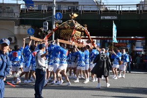 春日野道駅前での威勢のいいやりまわしです